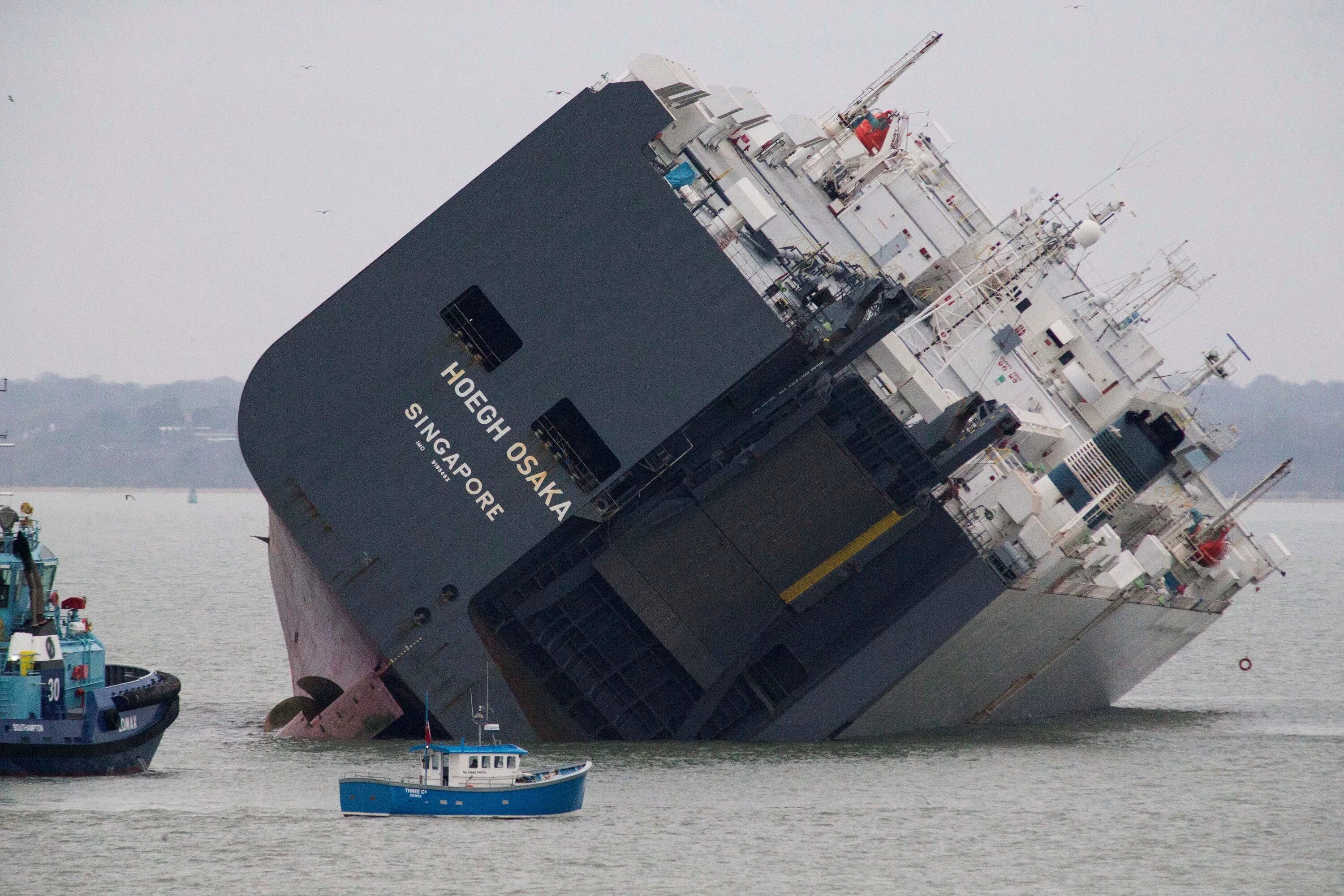 Судно видео. Сухогруз Hoegh Osaka. Крушение автовоза Hoegh Osaka. Грузовой корабль. Катастрофы кораблей.