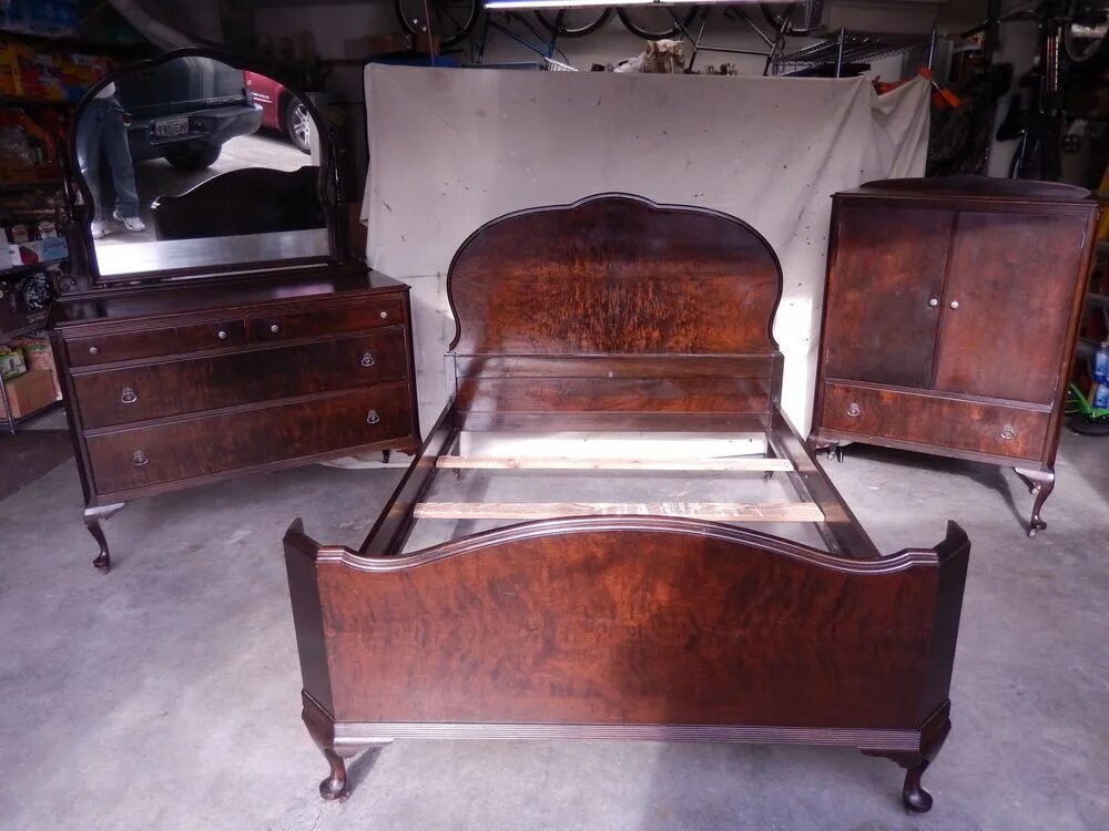 Куплю старые кровати. Старинная кровать. Спереди кровать старый. Мебель 1930. Старые кровати югославская.