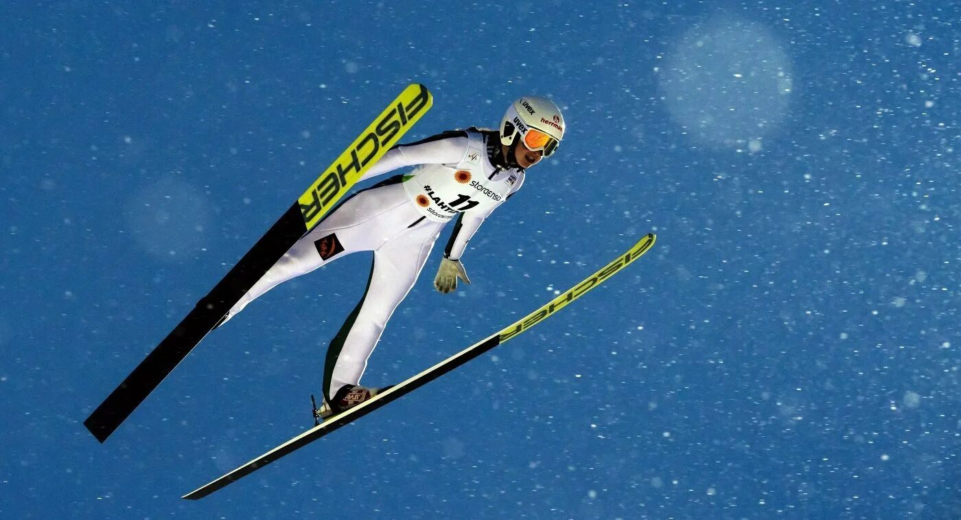 Виды лыжного спорта прыжки с трамплина. Телемарк прыжки с трамплина. Прыжки с трамплина приземление. Прыжковые лыжи. Полет на лыжах с трамплина.