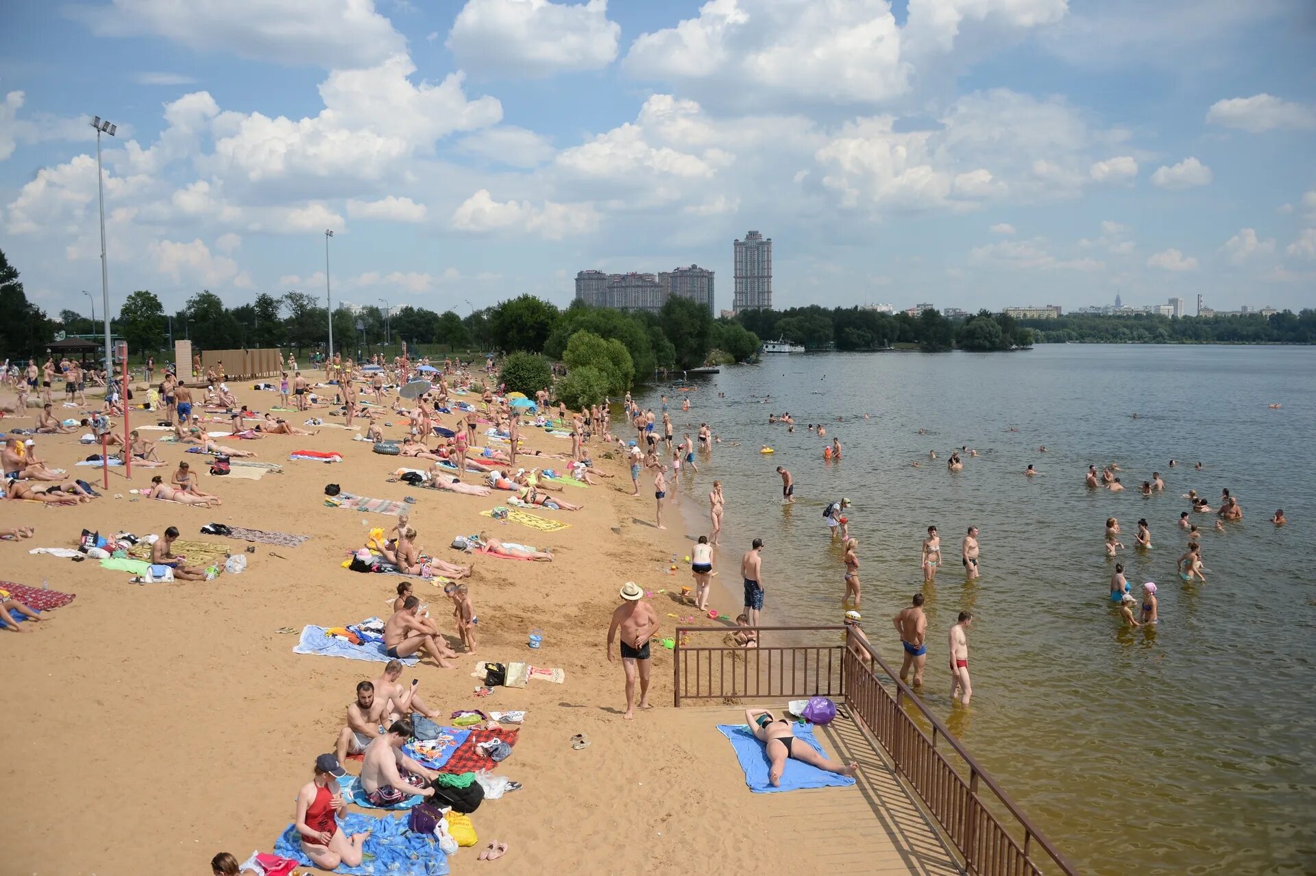 Озеро в москве где. Пляж Левобережный в Строгино. Строгино озеро пляж. Серебряный Бор Строгино пляж. Строгинская Пойма пляж 2022.