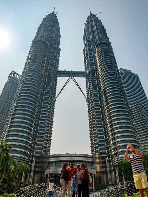 Куала-лумпур малайзия башни близнецы. Petronas twin towers. Здание султана абдул-самада куала-лумпур. Джохор фото города. Эмираты и малайзия.