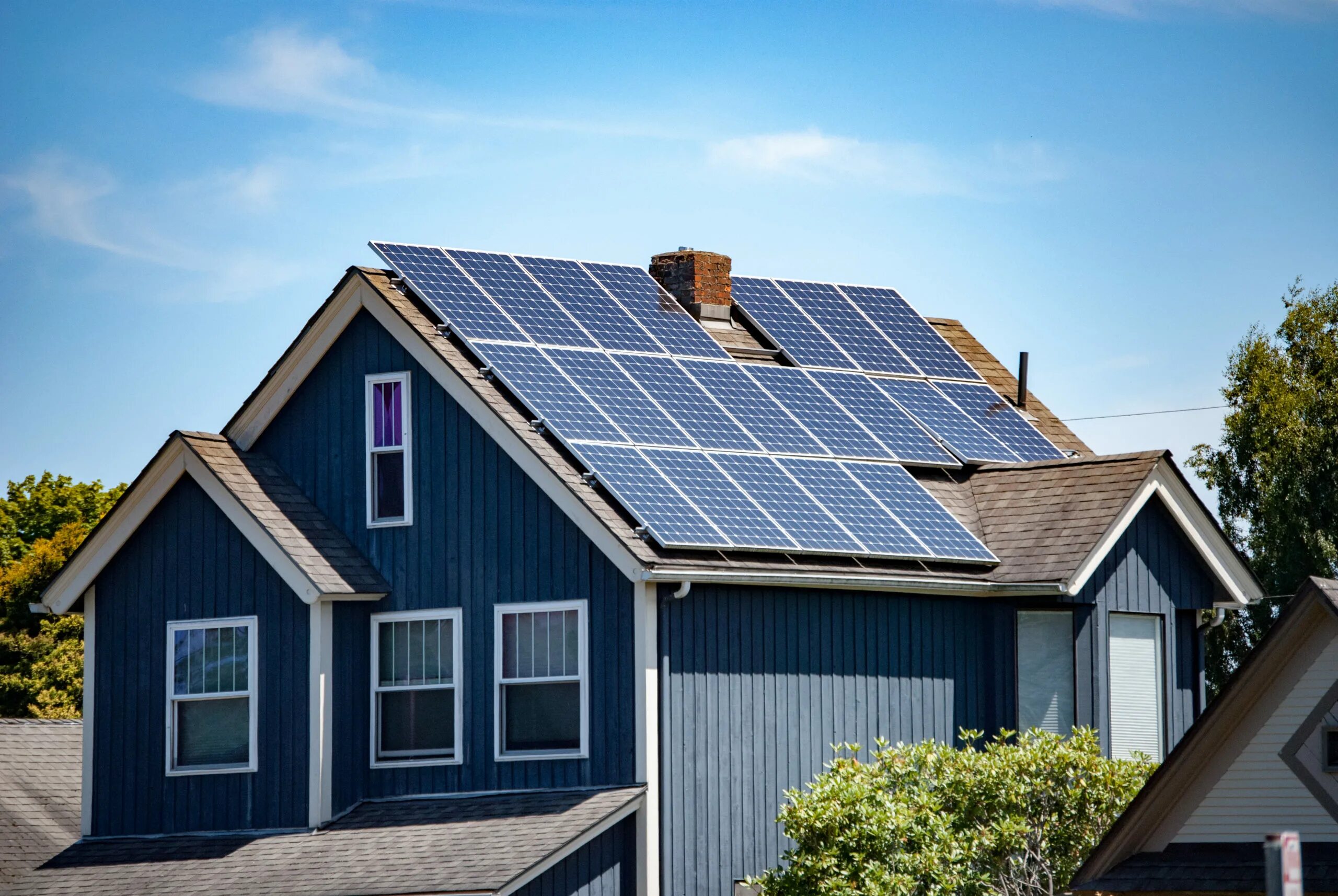 Using solar panel. Солнечные электростанции солар системс. солар пауэр синий. solar panel house. экодом с солнечными батареями.