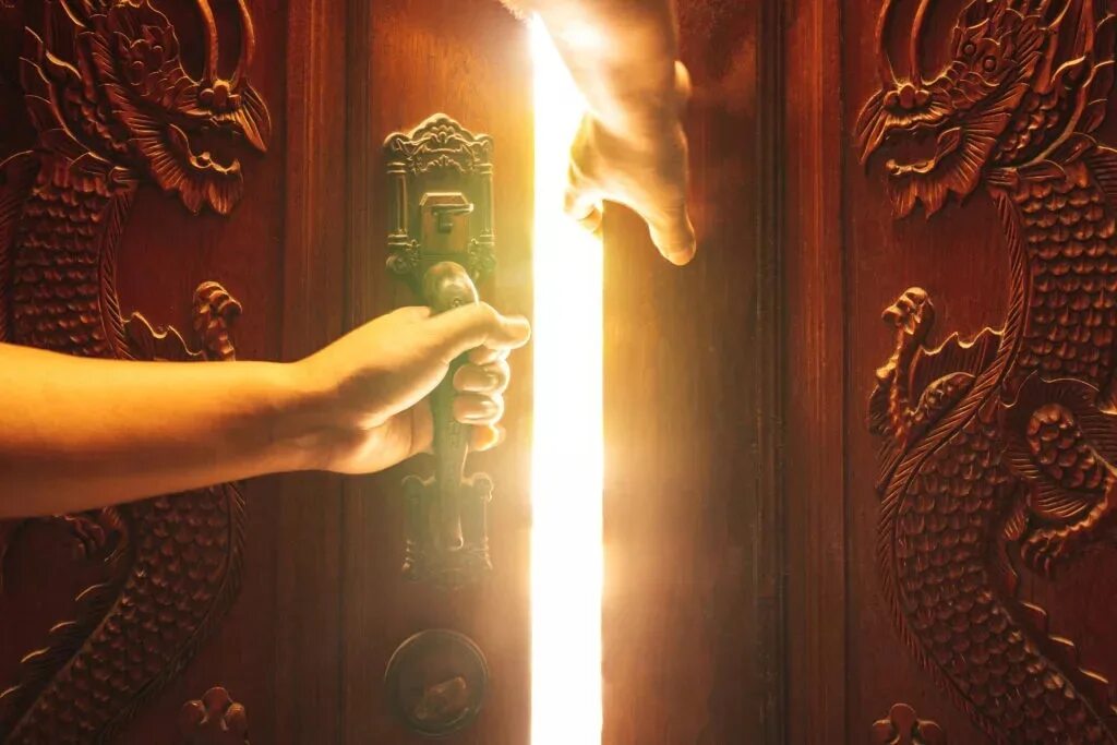 Рука открывает дверь. Дверь со светом. Дверь в магию. Дверь открывается. Дверь открывается рукой