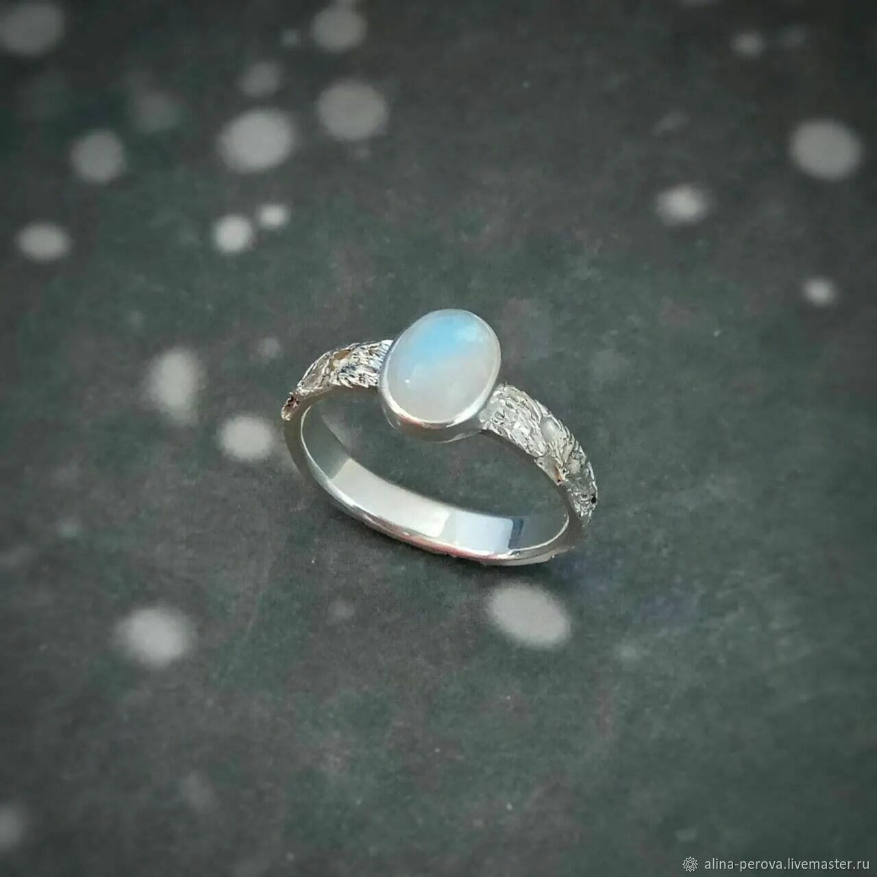 Серьги с адуляром в серебре. Кольцо из серебра с лунным камнем. Серебряное кольцо с лунным камнем. Кулон капля-лунный камень. Кольцо с лунным камнем в серебре.