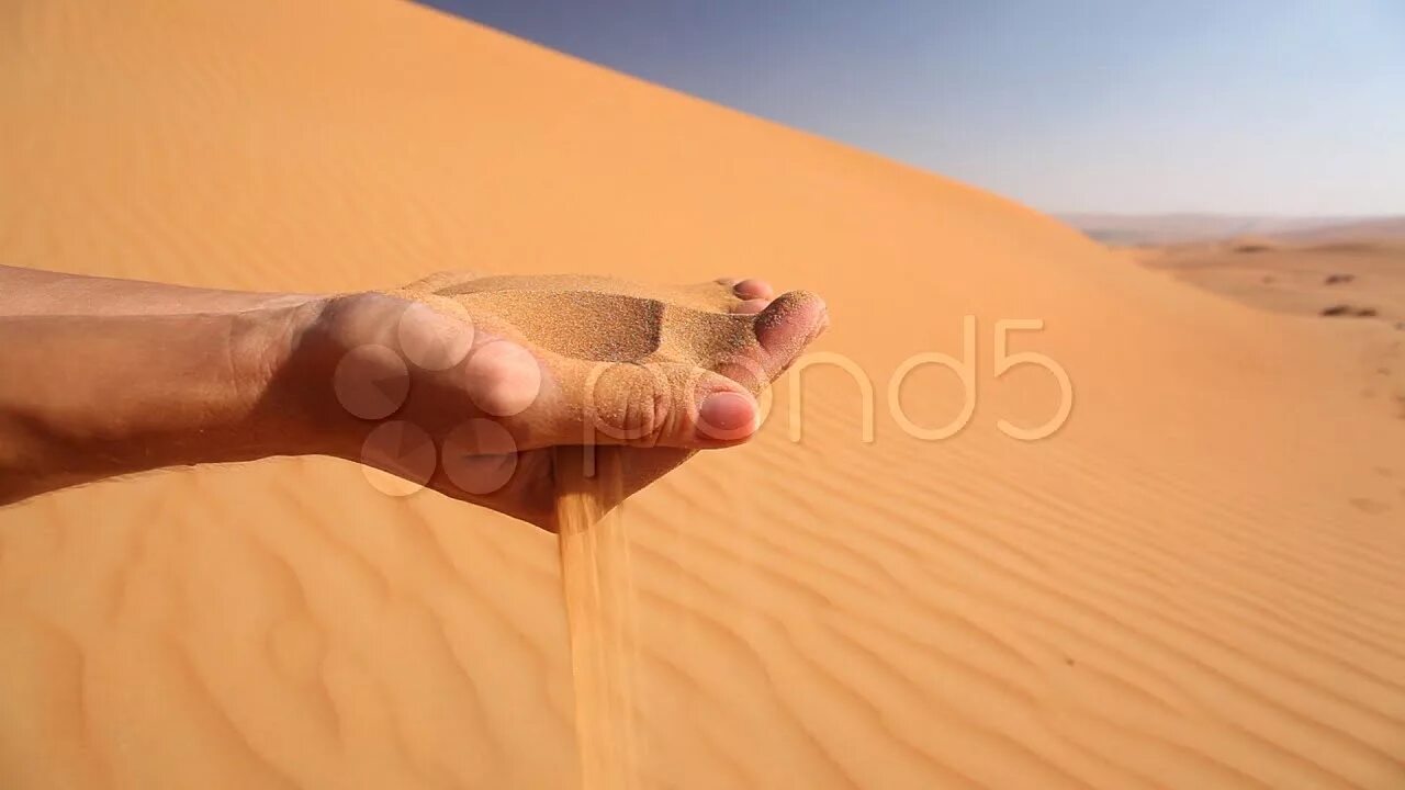 Человек со спичкой в руках. Спичка с огнем. Горящая спичка без фона. Огонь в руке. В пустыне нашли мертвого человека со спичкой в руке.