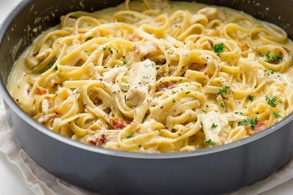 Макароны в сырном соусе с курицей. Блюдо паста альфредо с курицей. карбонара с курицей и сливками. паста с филе курицы в сливочном соусе. сливочная паста с куриным филе.