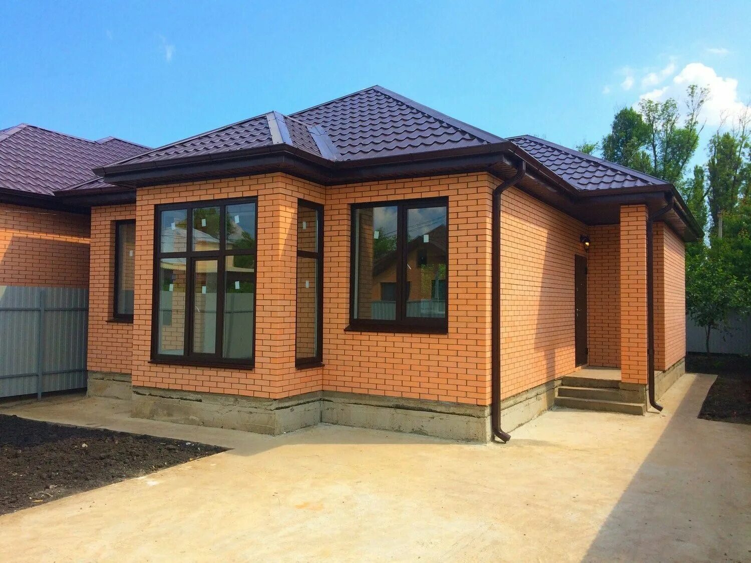 М с мансардой. Одноэтажный коттедж. Одноэтажный дом 100 кв. Проекты одноэтажных домов из кирпича. Проект новация райт 225.