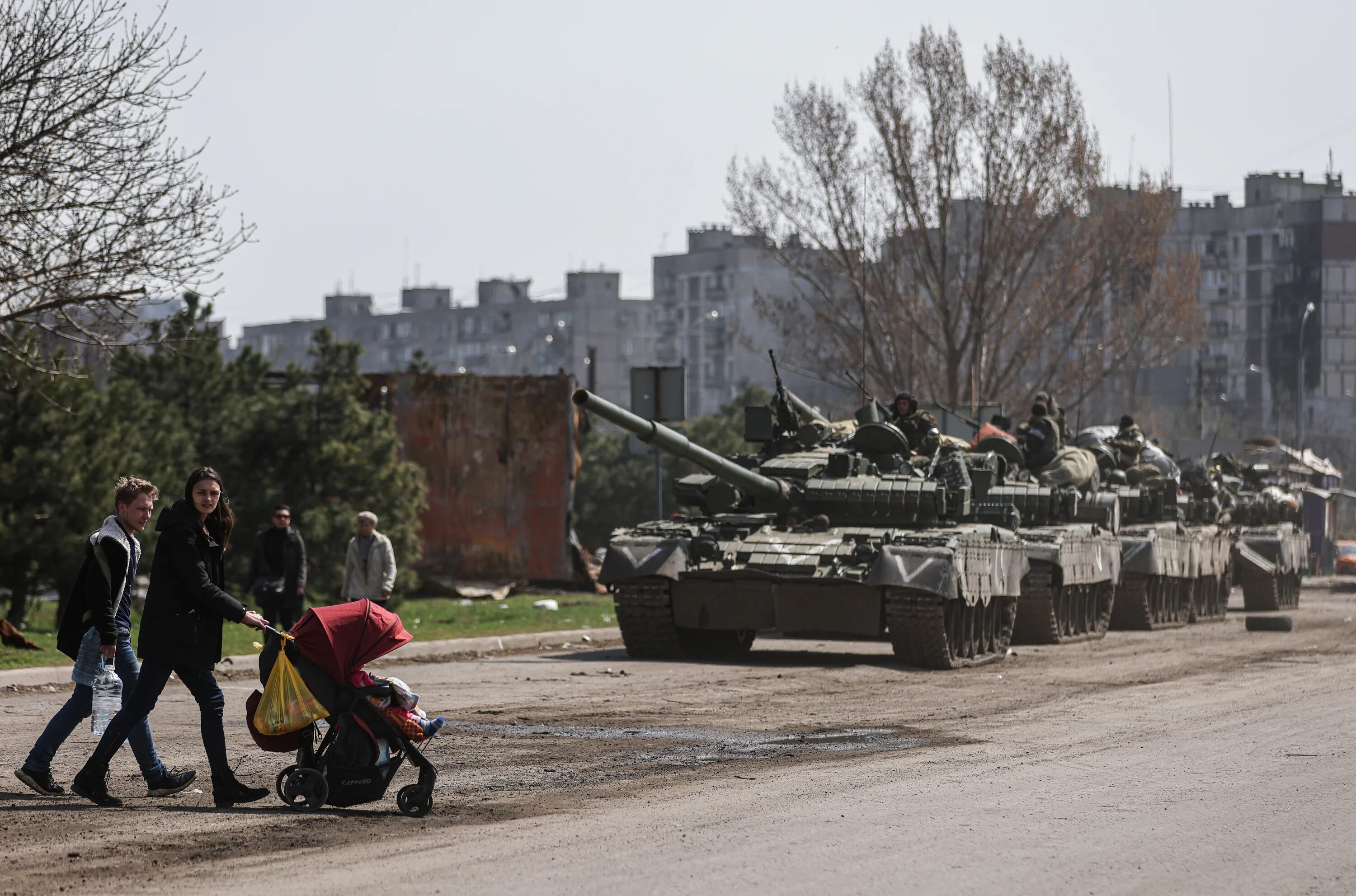 Военная хроника украина сегодня последние новости сейчас. Российские войска в Киеве. Мариуполь войска РФ танк. Российские войска в Мариуполе.