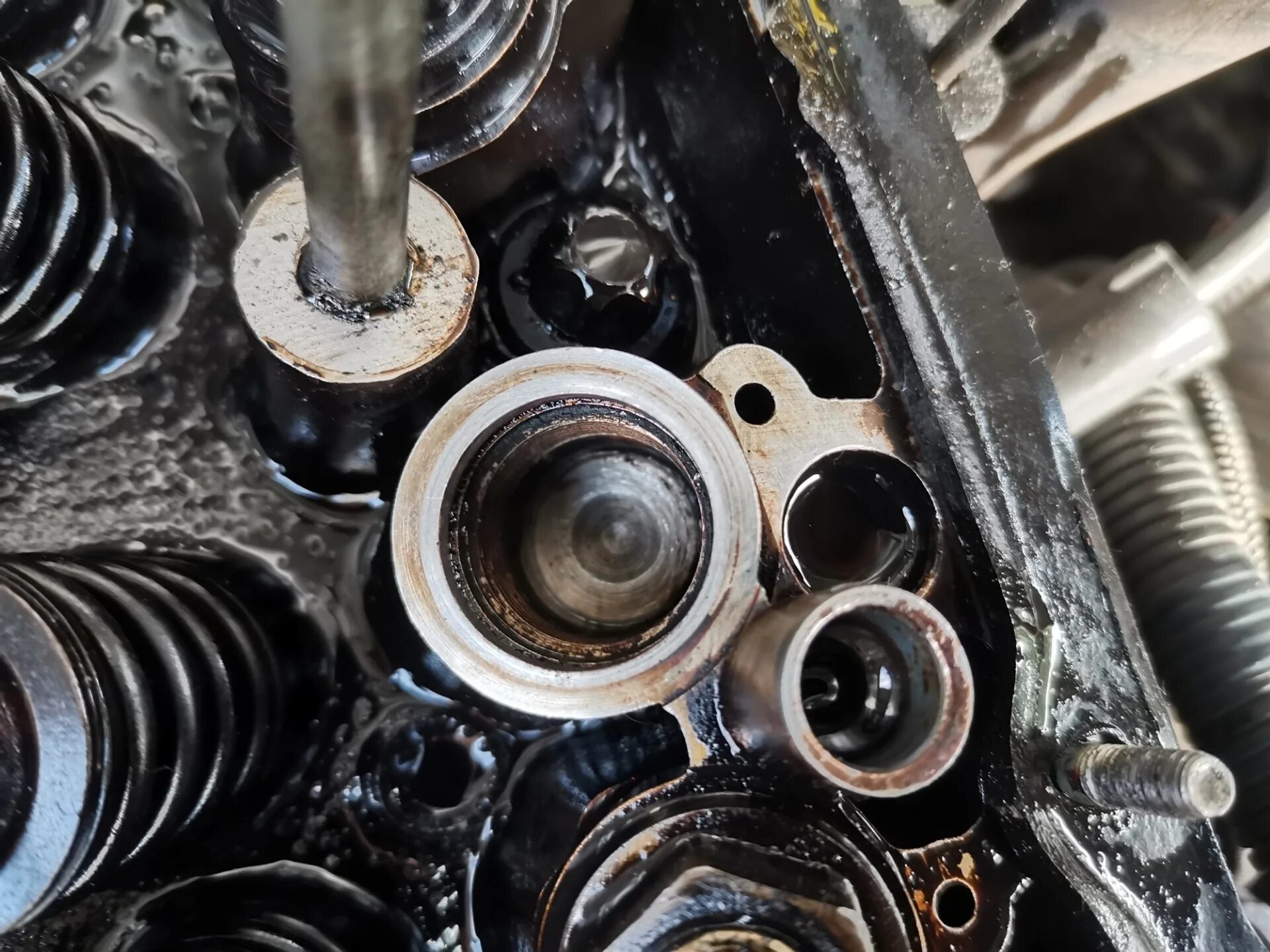 Как снять гидротолкатели камаро 3. Как снять компенсаторы. Стучат гидрики на m52. Как снять компенсаторы. Гидрокомпенсатор на 409 мотор.