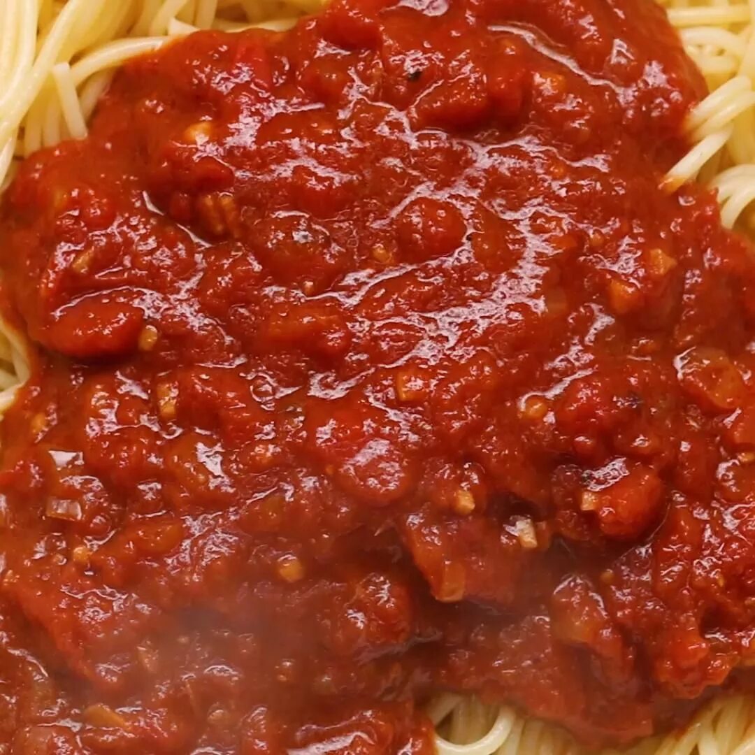 Простая подлив без мяса. Макароны с мясом в соусе. Рис в томатном соусе. Спагетти в томатном соусе. Соусы к макаронам без мяса.
