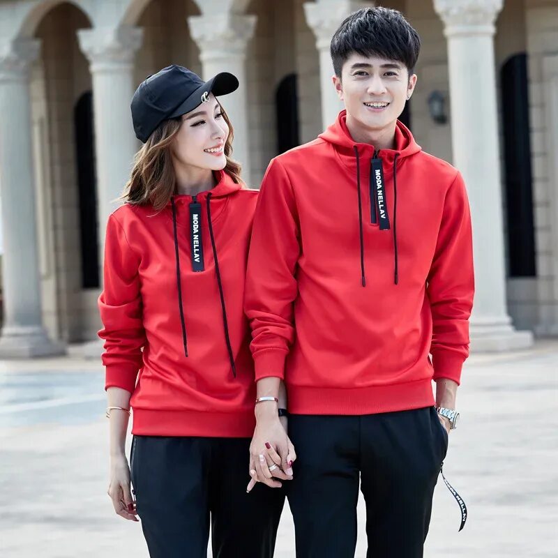 Одинаковые пары в х. Спортивный костюм для парочки. Парная одежда для пары футболки. Красивая девушка с парнем. Парные одежды для влюбленных.