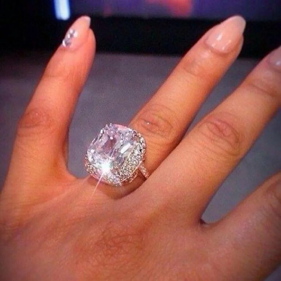 Большой карат. Кольцо с бриллиантом. Крупные кольца. Бриллиантовое кольцо. Большое кольцо с бриллиантом.