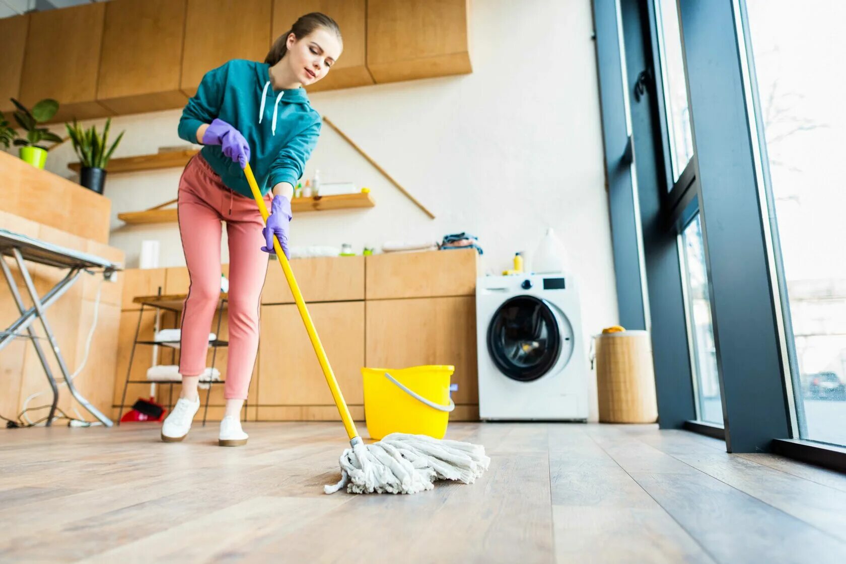 Woman cleaning. Уборка. Женщина со шваброй. Чистота в комнате. Уборка в доме.