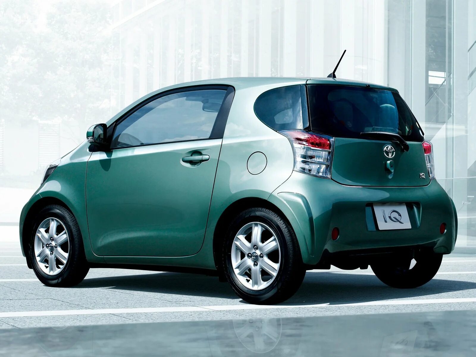 Иномарки малолитражки. Toyota IQ kgj10. Малолитражка Тойота IQ. Toyota IQ 2022. 3 Дверная Тойота IQ.