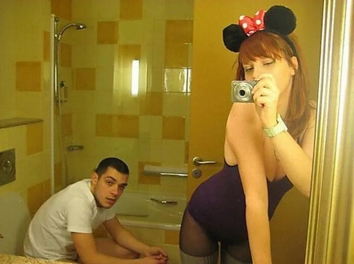 Брат фоткает голую сестру