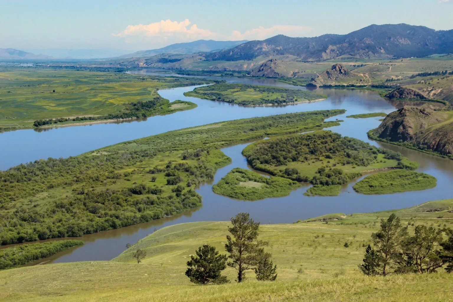 Сколько озер впадает в байкал. Река Селенга Байкал. Река Селенга впадает в Байкал. Дельта реки Селенга озеро Байкал. Впадение рек в Байкал.