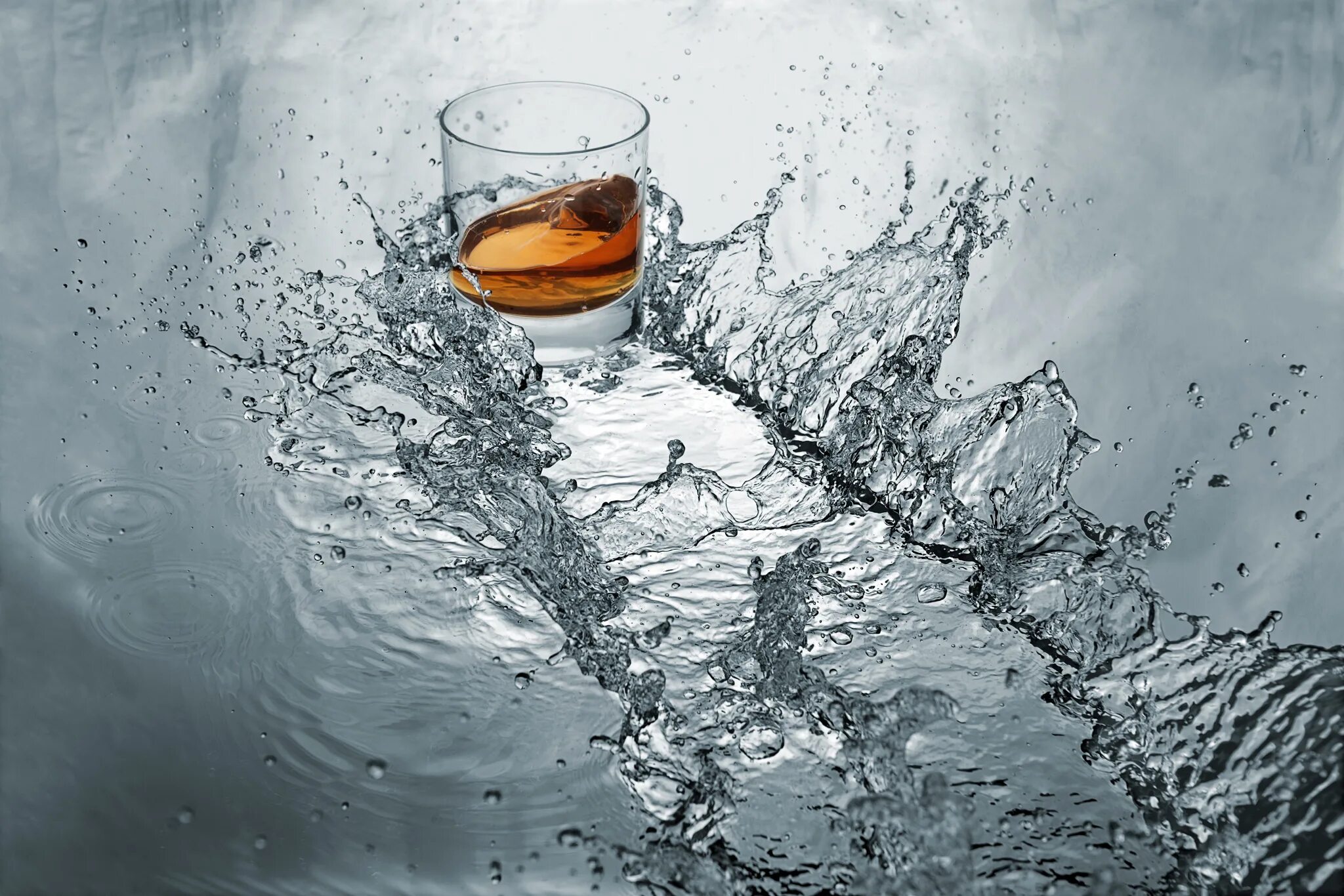 Предмет падает в воду. Стакан с водой и шипучей таблеткой. Таблетка в стакане. Граненый стакан с водой. Брошенный стакан.