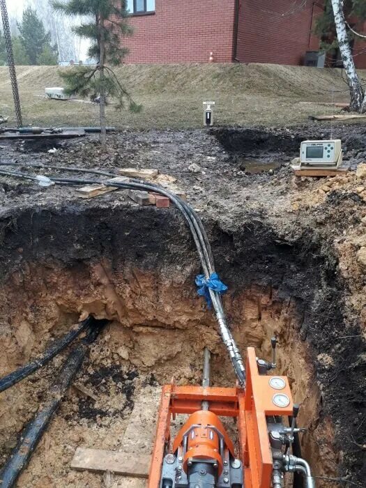 Горизонтальное бурение для прокладки водопроводных труб технология. Шурфование подземных коммуникаций. Прокладка трубопровода методом гнб технология. Метод прокола водопровода. Гнб под трубы пнд 110.