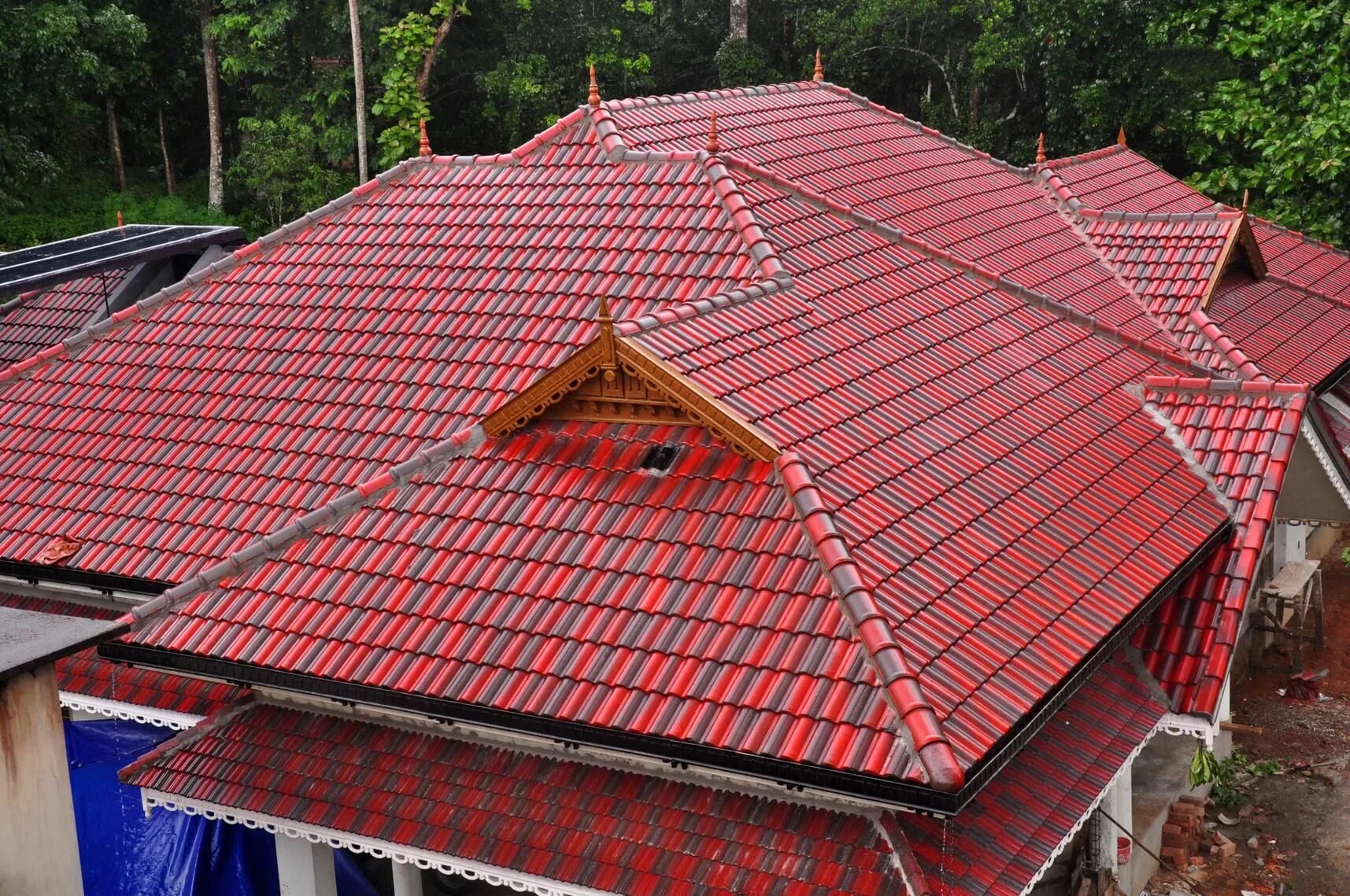 Кровельная черепица «Roofing Tiles». Браас плоская черепица. Вальмовая черепица. Сложная кровля из металлочерепицы.