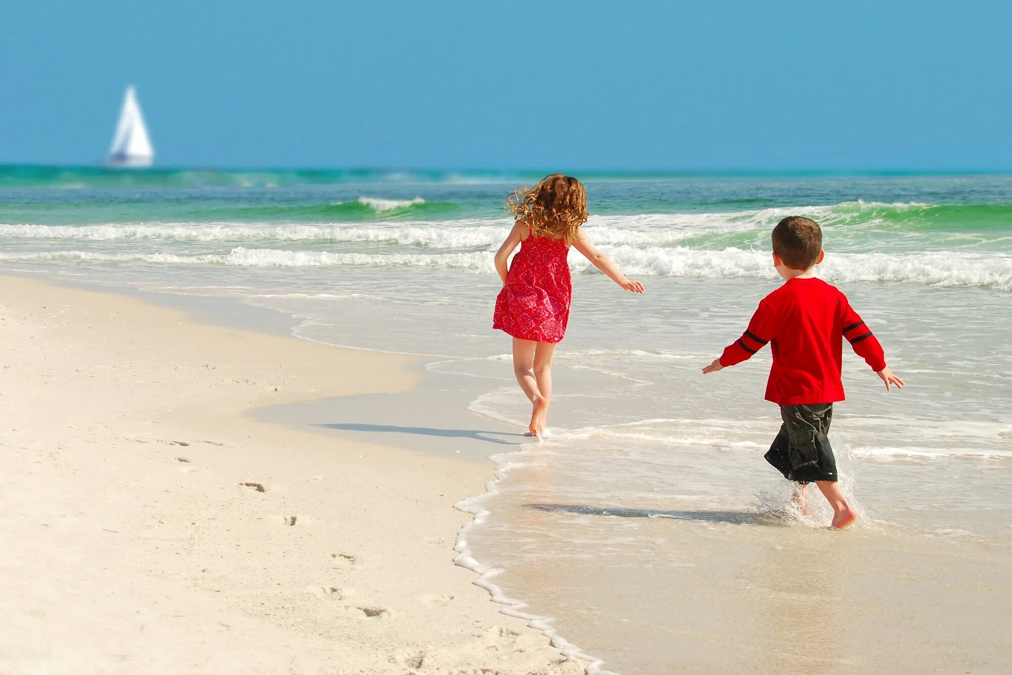C more play. Побережье дети. Дети на море. Малыш на пляже. Дети отдыхают на море.