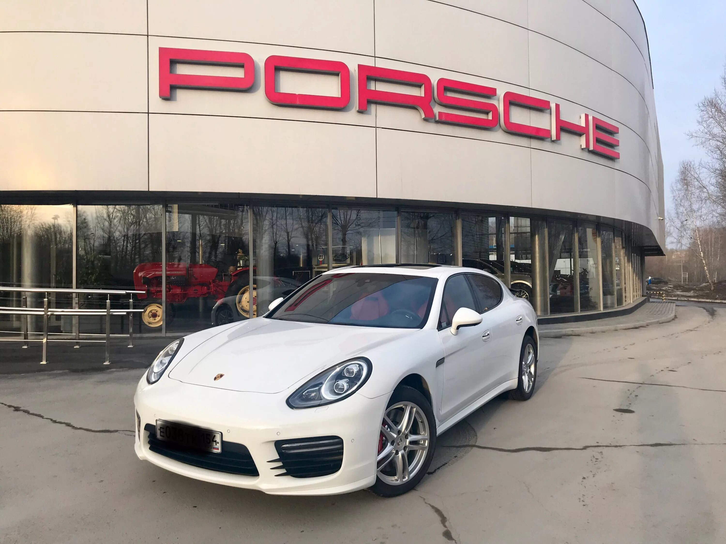 Porsche фирмы. Порше чья компания. Презентация porsche. Porsche factory. Дилерский центр порше.