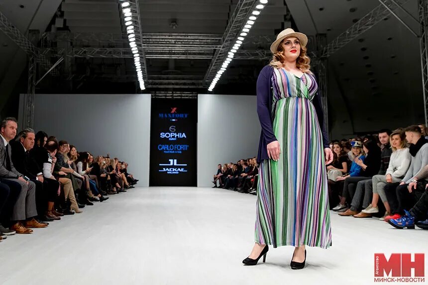 Неделя моды спб. Салон красоты podium. Магазин подиум глазов. Салон подиум. Подиум минск.