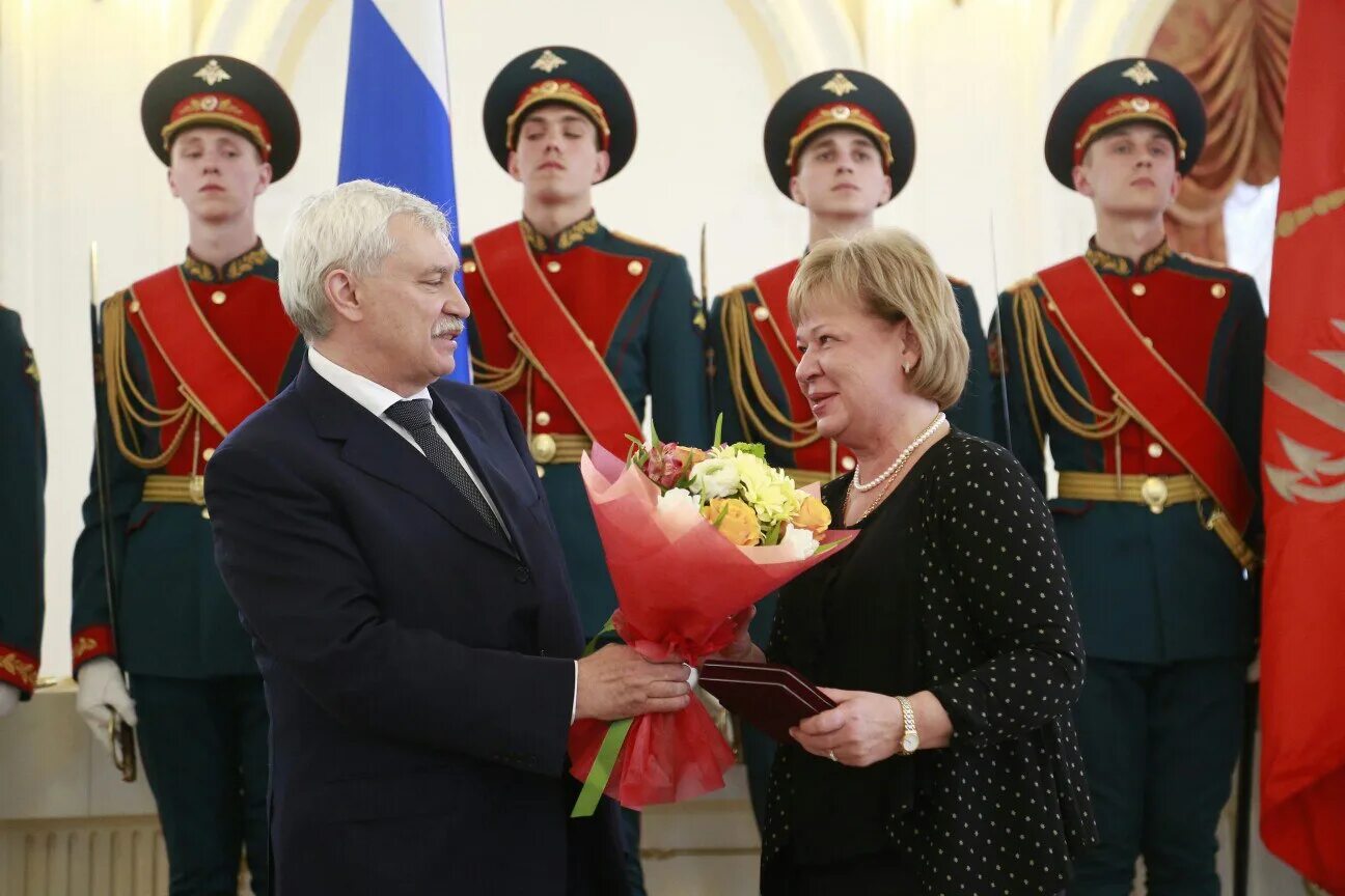 Награждение в Смольном. Награждение в Смольном сегодня. Юлии Чичериной звание «заслуженный артист России». Награждение в Смольном вчера.