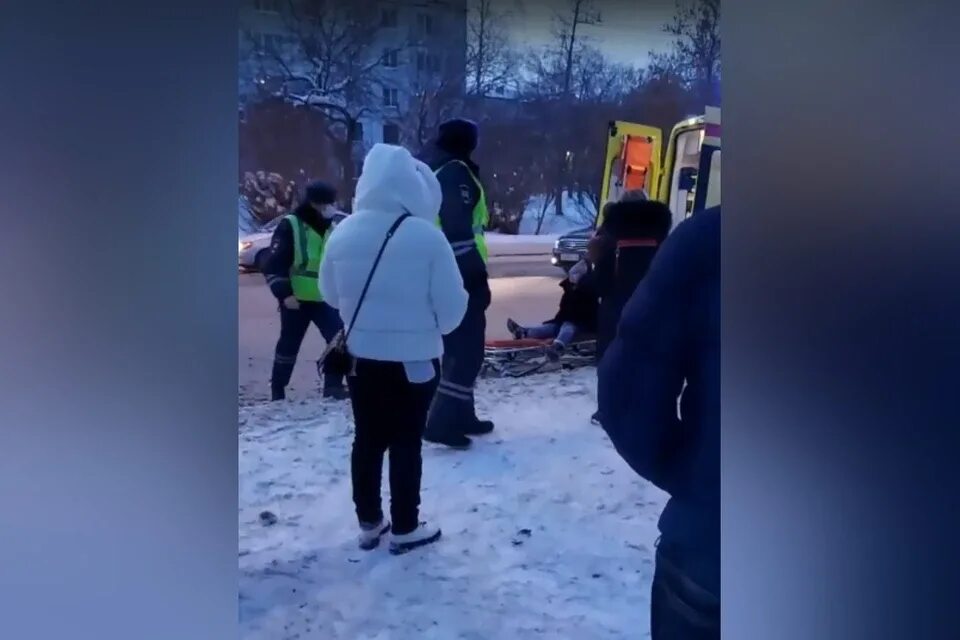 Омск 14 октября. Драка на остановке зима. Драка в Мурманске вчера.