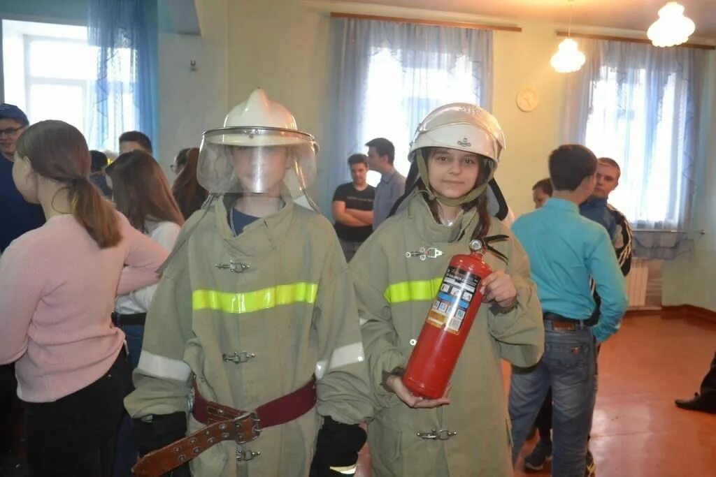 Пожарные в школе. Пожарная безопасность в школе. Урок по пожарной безопасности в школе. Пожарник в школе.