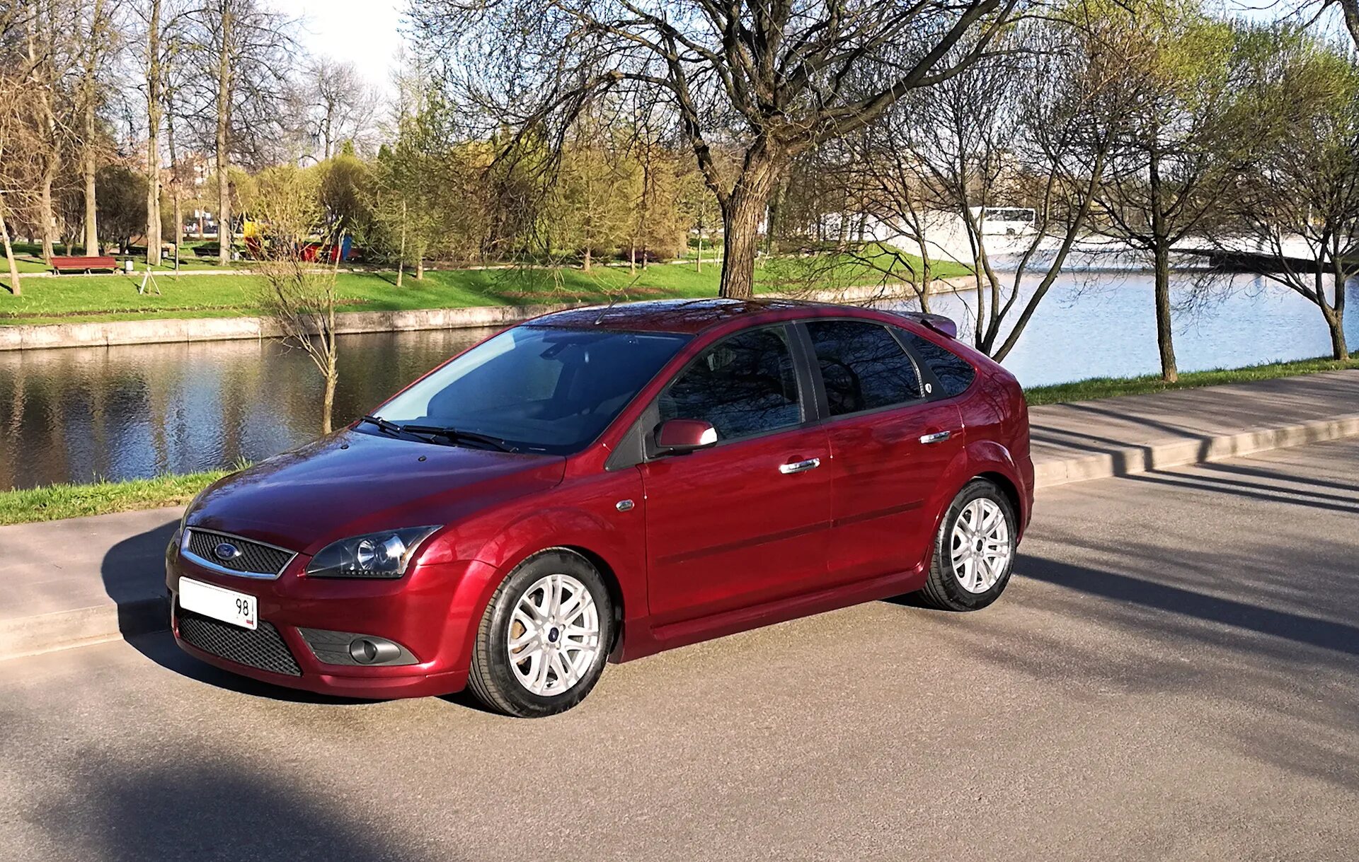 Купить форд великом новгороде. Форд фокус 2 хэтчбек бордовый. Ford Focus 2 2007. Ford Focus 2 Ghia 1.8. Форд фокус 2 хэтчбек 2007 красный.