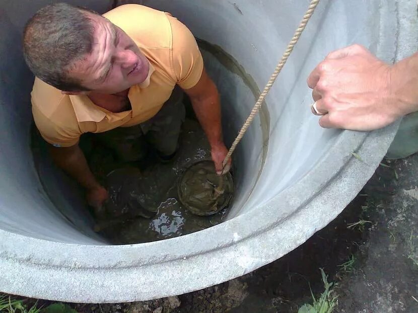 Вода колодцев копки. Копаем колодцы. ручная копка колодцев. опускание колец в колодец. копка колодцев вручную.
