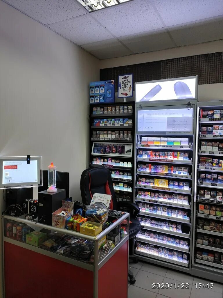 штучные сигареты. табачная продукция. выкладка презервативов в аптеке. где продают до 18. сигареты в магните.