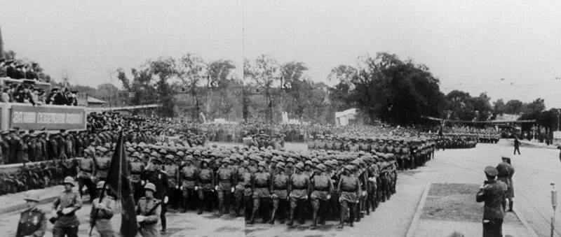 16 сентября 1945 парад в харбине. Парад в Харбине белогвардейцы. Парад капелевцев белой армии в Харбине 16 сентября 1945. Последний парад белой армии в Харбине. Парад капелеввввцев белой армии в Харбине 16 сентября 1945.