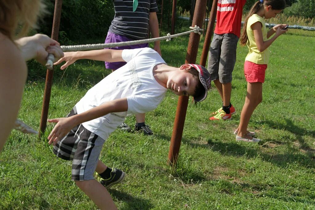 Как называется игра где проходят под палкой. Тори роуп скиппинг. Как называется игра где проходят под палкой. Проход под палкой. Лимбо игра с палкой.