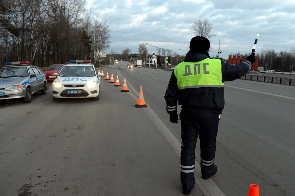 Инспектора гибдд выписал штраф. Нарушение правил дорожного движения. Сотрудник ГИБДД. Инспектор ДПС. Дорожные штрафы.