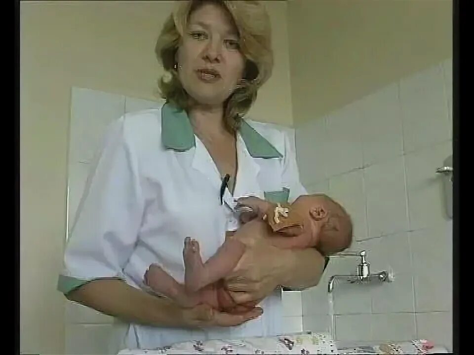 Как подмывать новорожденного девочку в первый. Подмывать новорожденного. как подмывать новорожденного. для подмывания новорожденных. подмывать новорожденного мальчика.