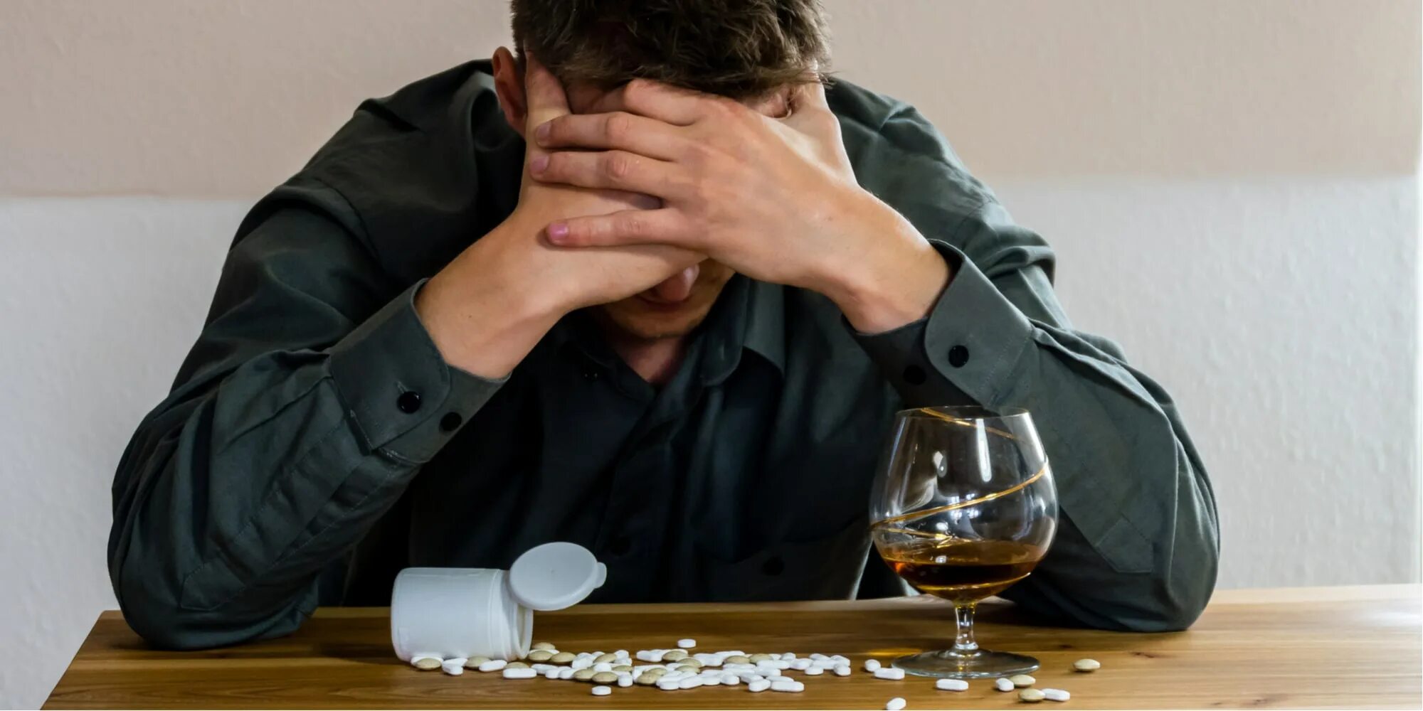 Похмелье стоковое фото. Аппетит после запоя. Аппетит после запоя. Интоксикация алкоголем. Аппетит после запоя.