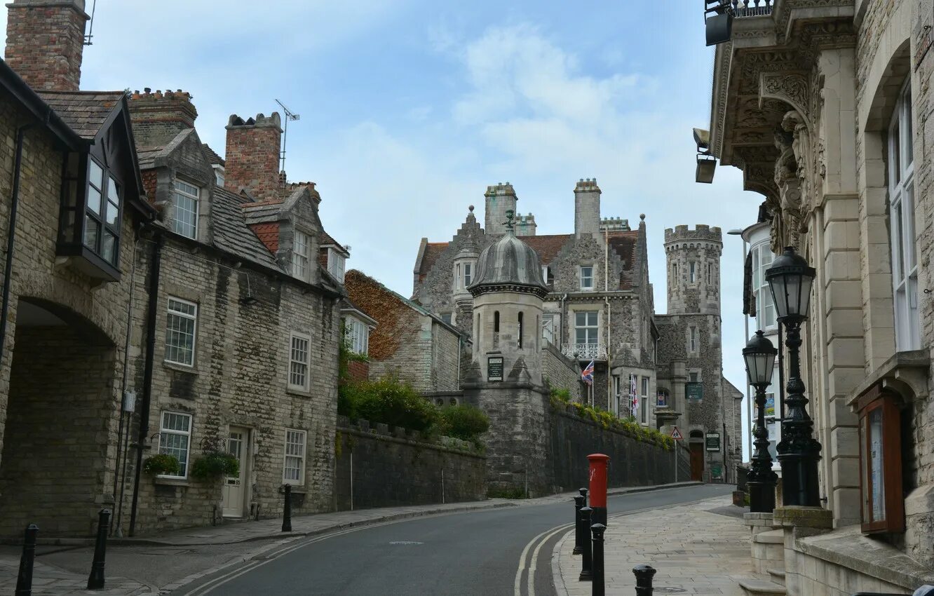 Towns in england. Свонедж Англия город. Гластонбери Англия улочки. Англия старинные улочки Лондона. Деревня Swanage в Англии.