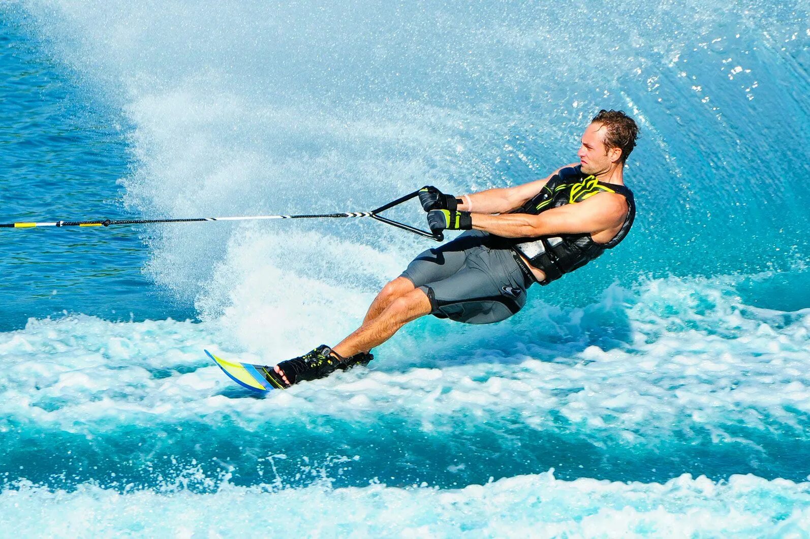 Do water sports. Ральф Самуэльсон водные лыжи. Водные лыжи. Водные лыжи вид спорта. Человек на водных лыжах.