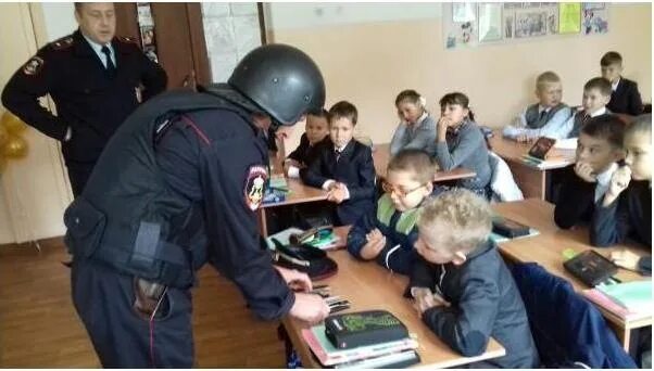 Номер охраной школы. Вневедомственная охрана в школе. Охранник в школе. Школа под охраной. Охранник в детском доме.