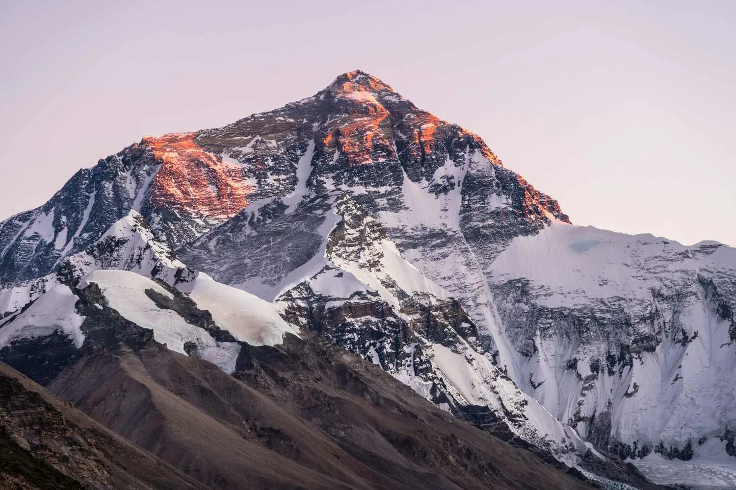 Mount everest is high in the world. Эверест, Непал/Тибет. «Сагарматха» = Эверест = Джомолунгма). Вид на Эверест из Катманду. Северная стена Эвереста.
