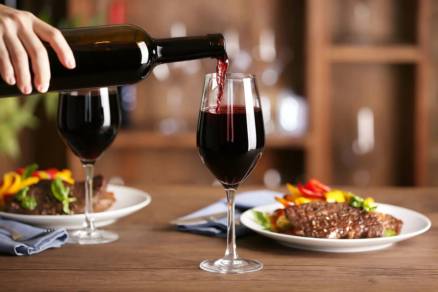 Язык в вине. Ужин с вином. Вино в ресторане. Бокал красного вина в ресторане. Ужин с красным вином.