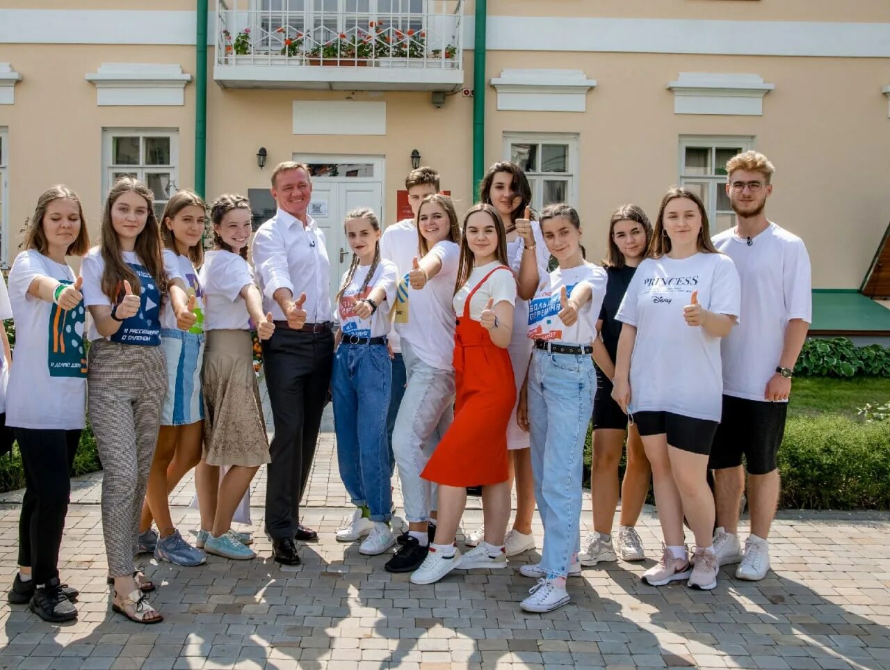 Выпуск новостей курск сегодня. День знаний кгму. российское общество знание курск. российские школьники старшеклассники перемена. старовойт и молодежь фото.