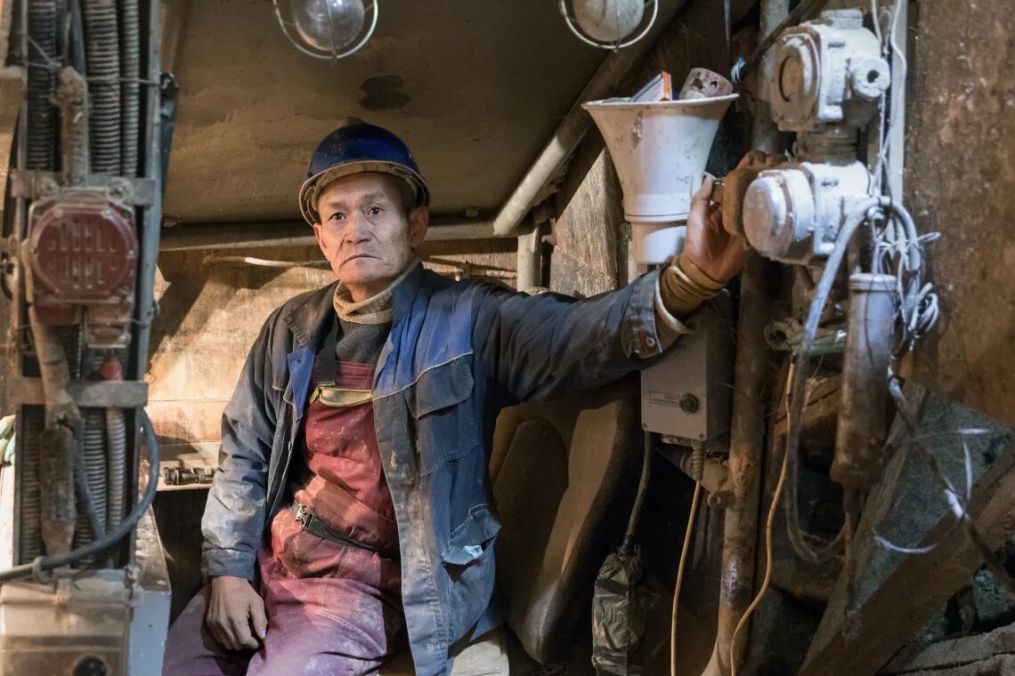проходчик горных выработок. проходчик шахты. шахтер проходчик. проходчик в шахте. костюм шахтерский проходчик, свт.