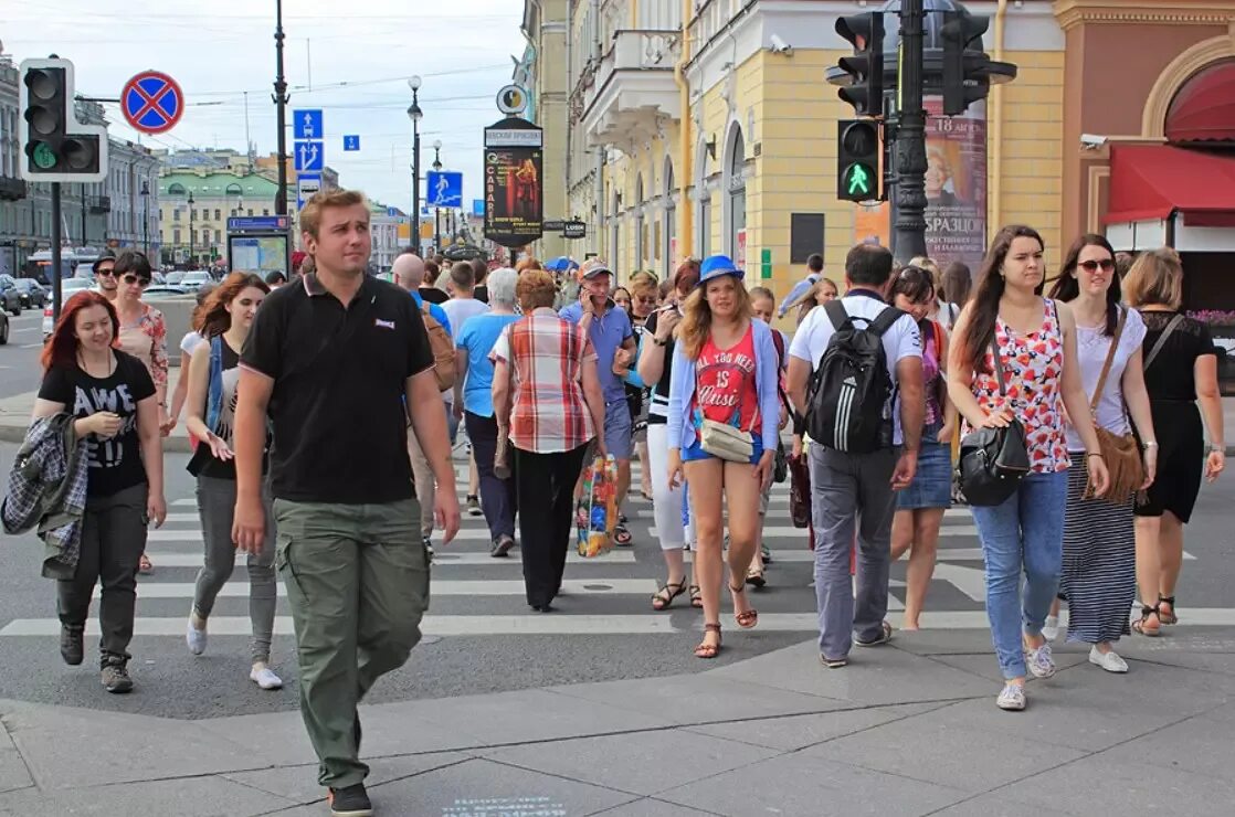 Группа людей на улице. Люди на улицах Санкт-Петербурга. Петербург улица люди. Люди на улице Россия. Где сейчас идет оно