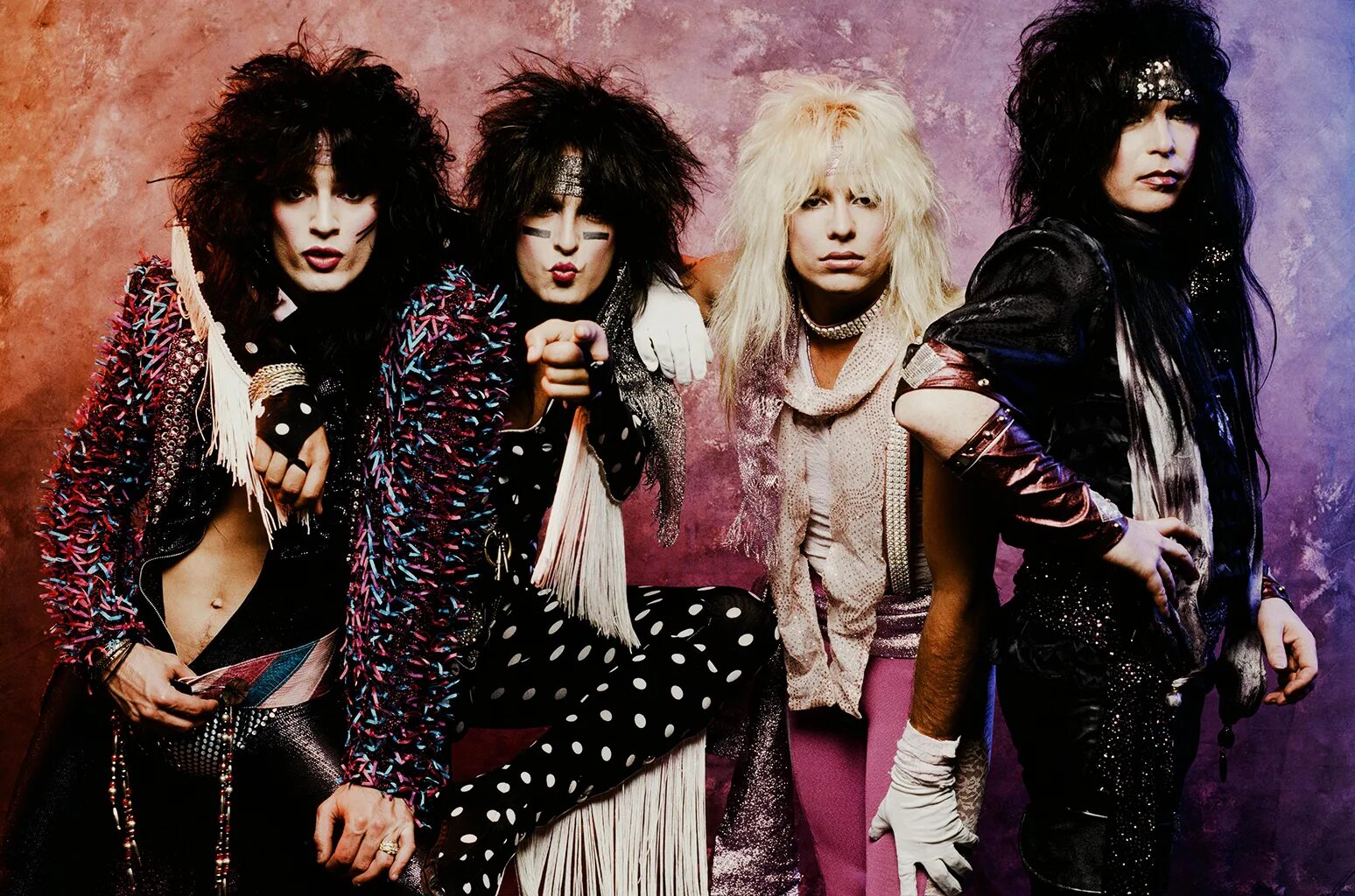 Guns n roses band. Зарубежный рок 80 клипы. Джон бон джови группа. Guns n roses. Motley crue молодые.