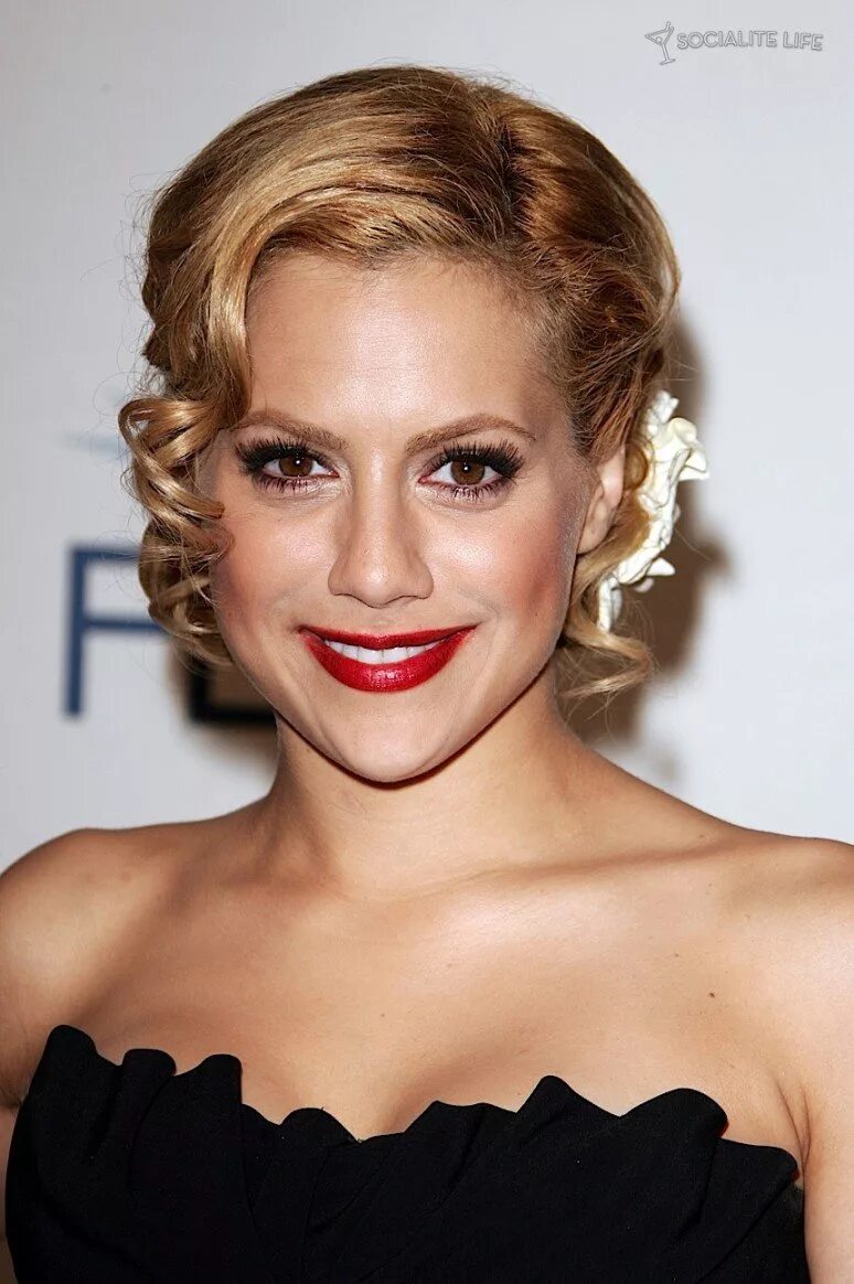 Brittany murphy причина. Бриттани Мерфи. Бриттани Мерфи макияж. Певица американская блондинка Бриттани Мерфи. Бриттани Мёрфи темное каре.