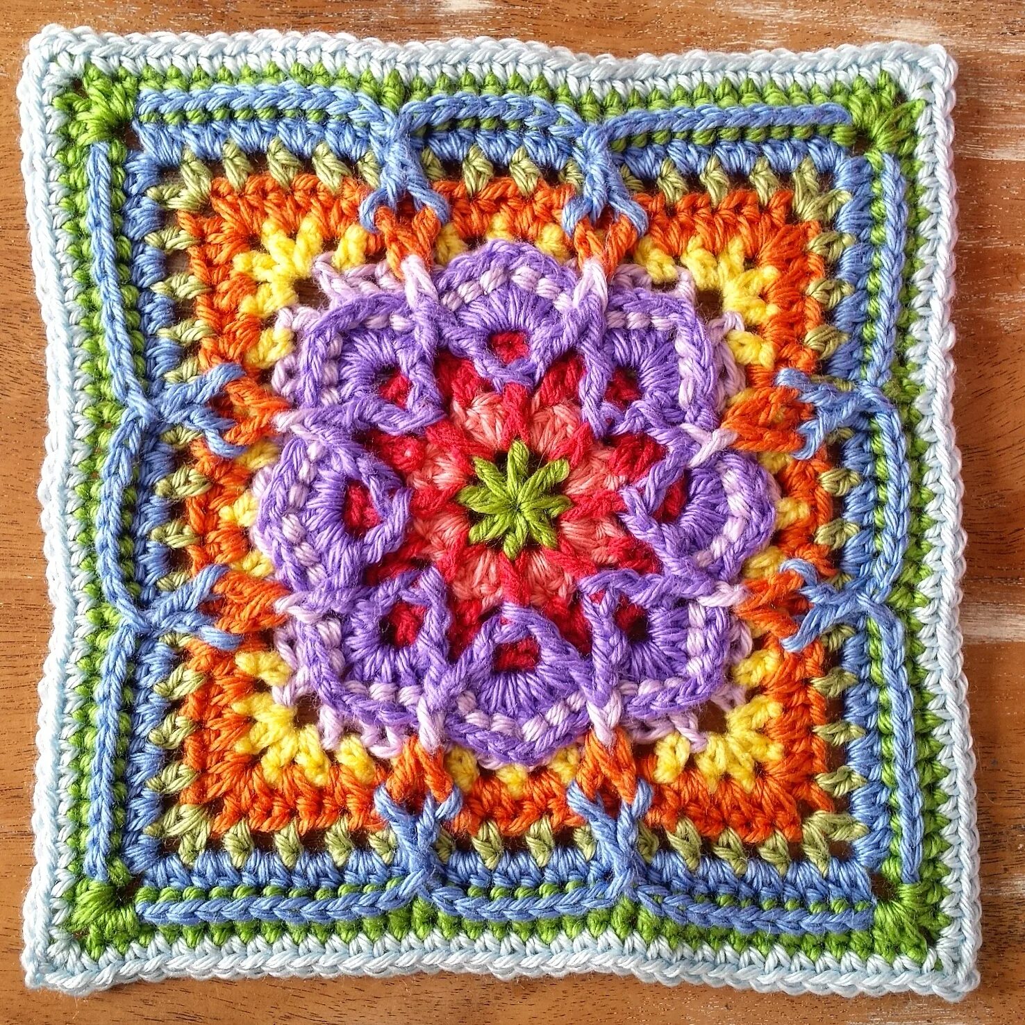 Бабушкин квадрат granny Square. "Бабушкин квадрат" - "Pizzazz". Бабушкин квадрат Афганский мотив. Многоцветные квадраты крючком. Вязаные бабушкины квадраты крючком