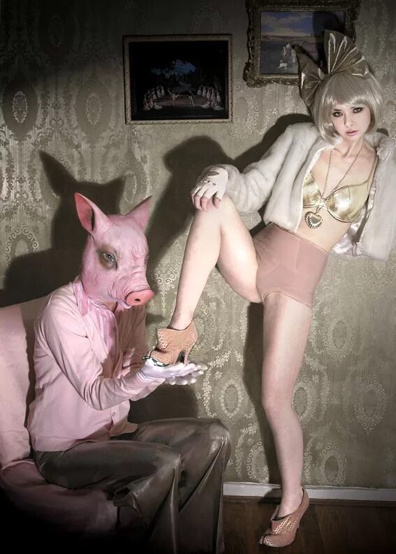 девушка в маске свиньи