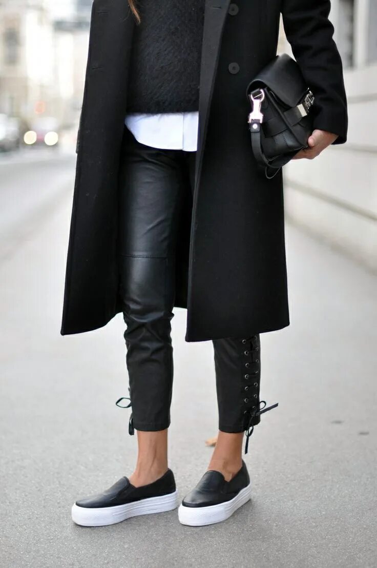 Черное пальто и белые брюки. Ботинки к пальто женское. Пальто и кожаные брюки. Обувь под пальто женское. Пальто с ботинками.